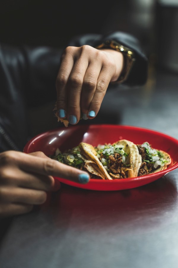 Squeezing lime on tacos